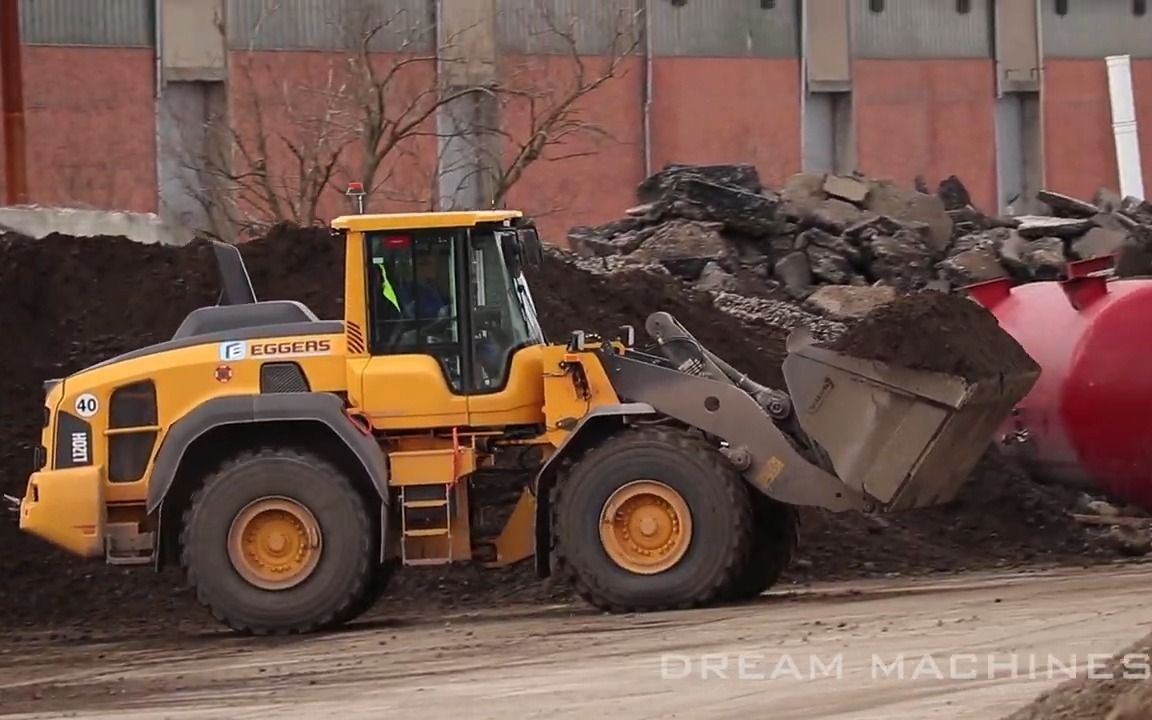 沃尔沃l120h轮式装载机工作