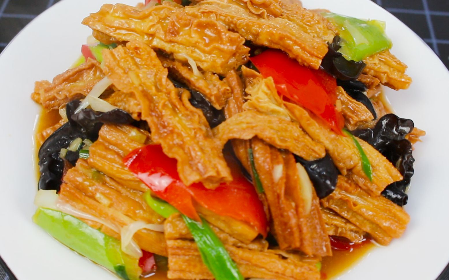 比肉还好吃的烧腐竹,这么烧的腐竹色泽金黄,吃上一口,满口留香