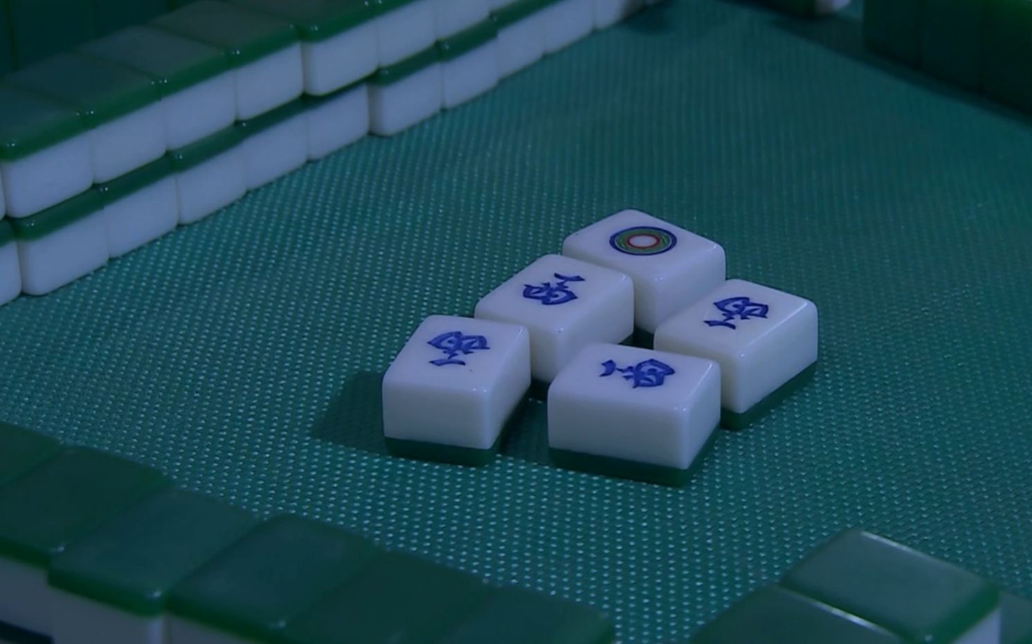 男子打麻将,连续出了4张一筒和西风,牌友们反应过来后赶紧逃命