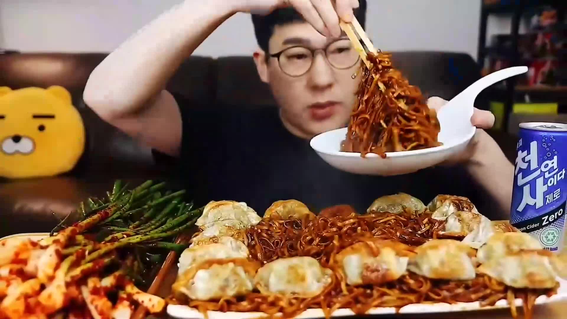 韩国吃播眼镜哥【garma】四包炸酱面&炸饺子&小葱泡菜.吃货开吃 (1)