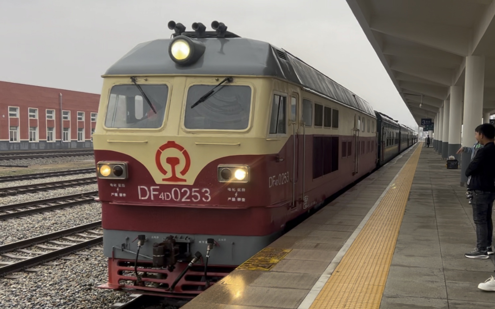 4325次列车进凤凰城站