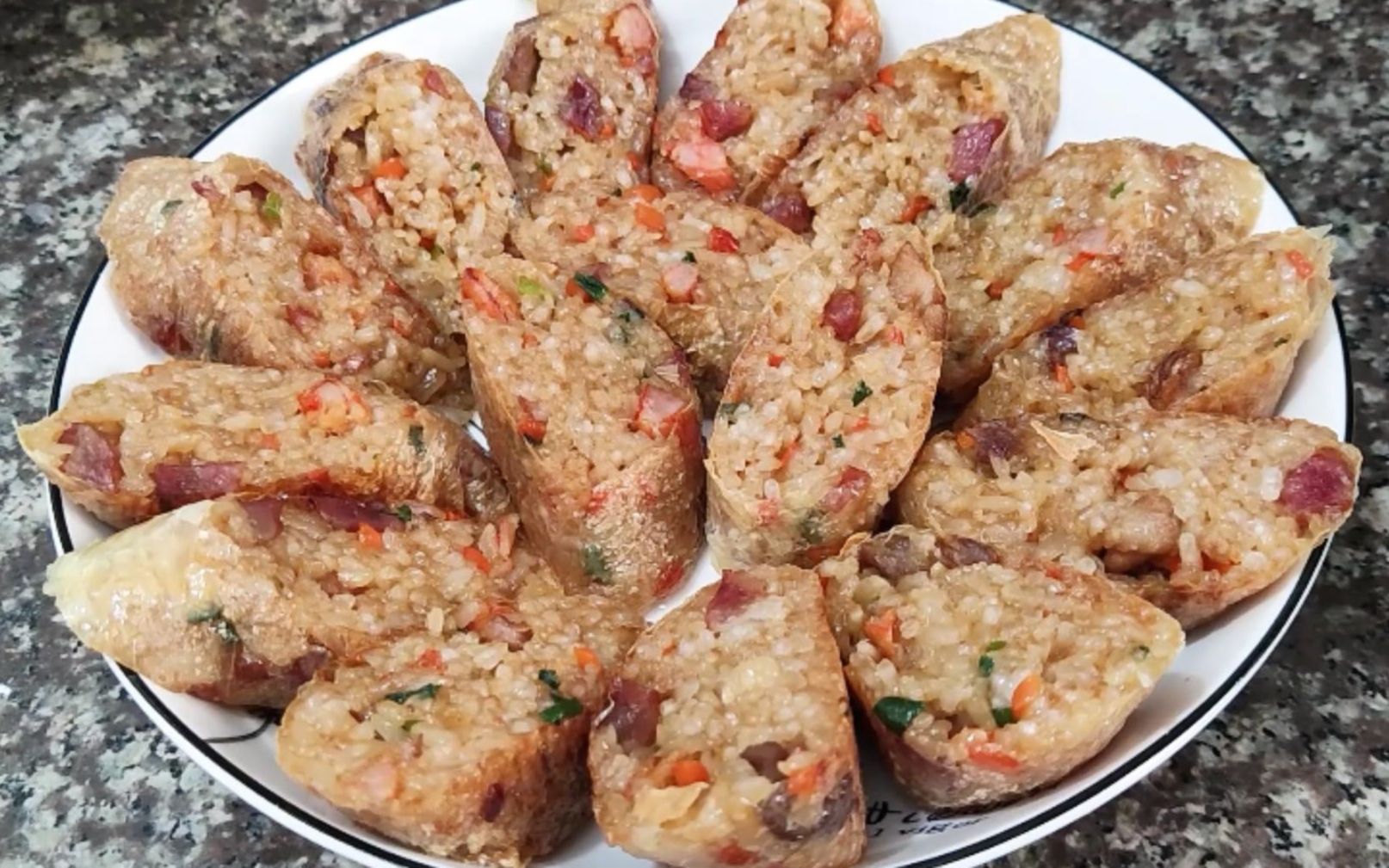 广东特色美食,腐皮糯米卷,外酥里糯营养丰富,咬一口满嘴香