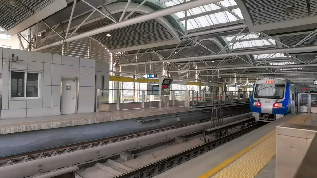 13号线列车空车通过知春路站 前往西直门备车