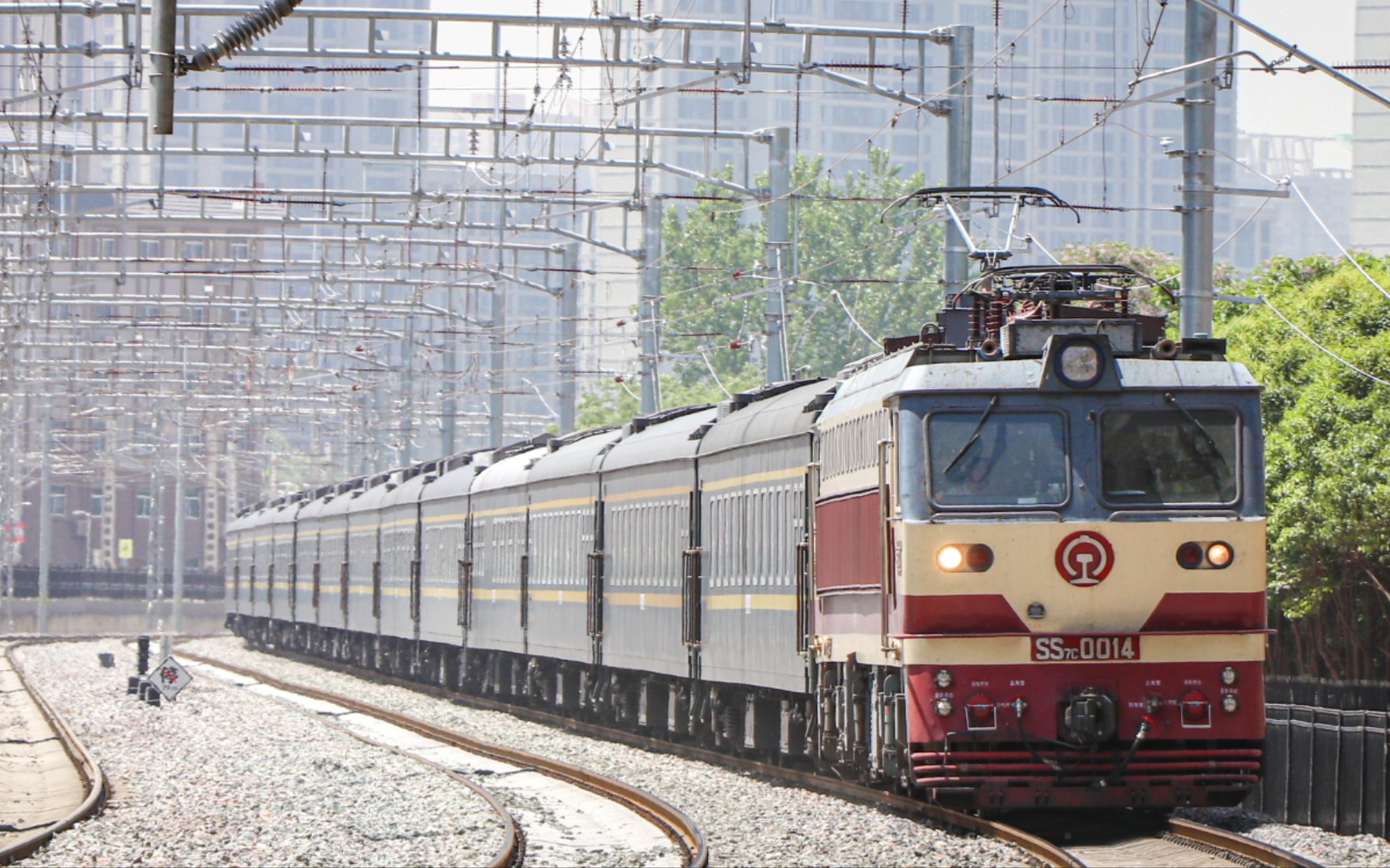 【西康铁路】西局西段ss7c-0052牵引旅游车"东方红号"y775次(延安