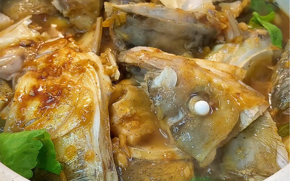 广东名菜 生啫鱼头 全程不用一滴水,全靠鱼头自身水分来焗熟,肉质嫩滑