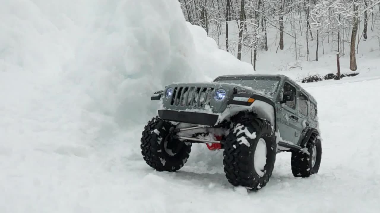 rc越野车在雪地中行驶scx10iii吉普牧马人4x4110比例rc履带