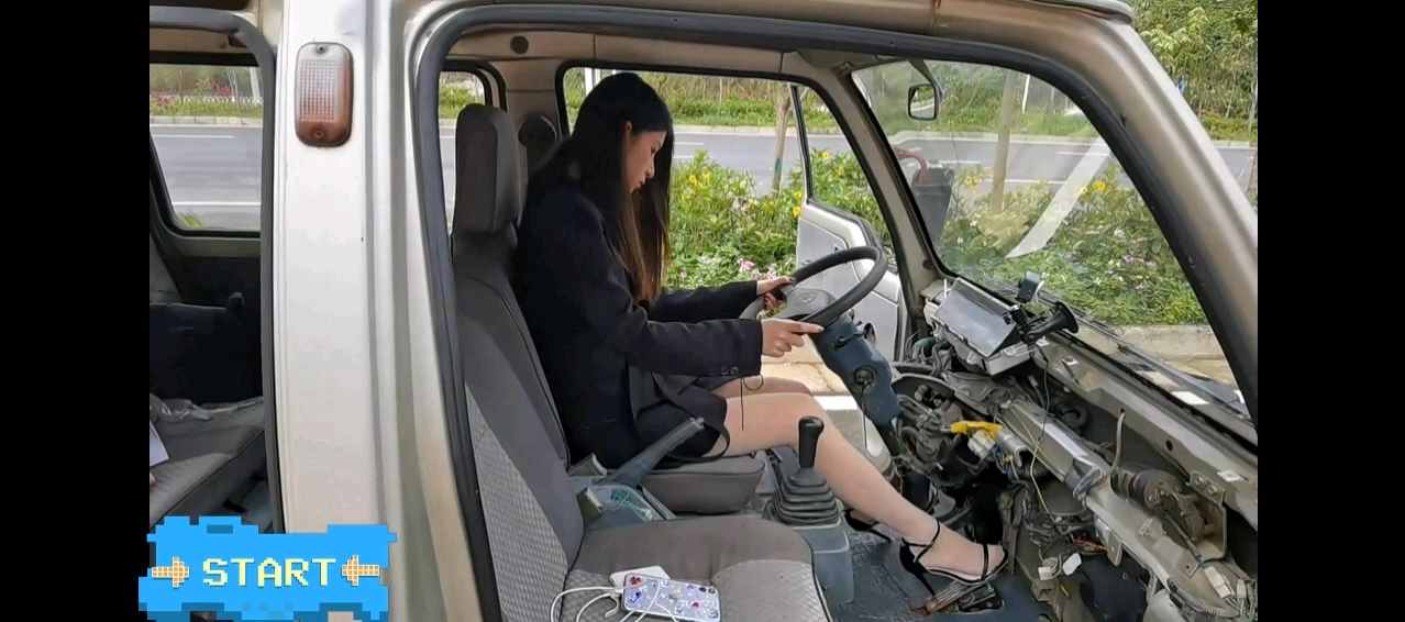 美女发动面包车轰油门