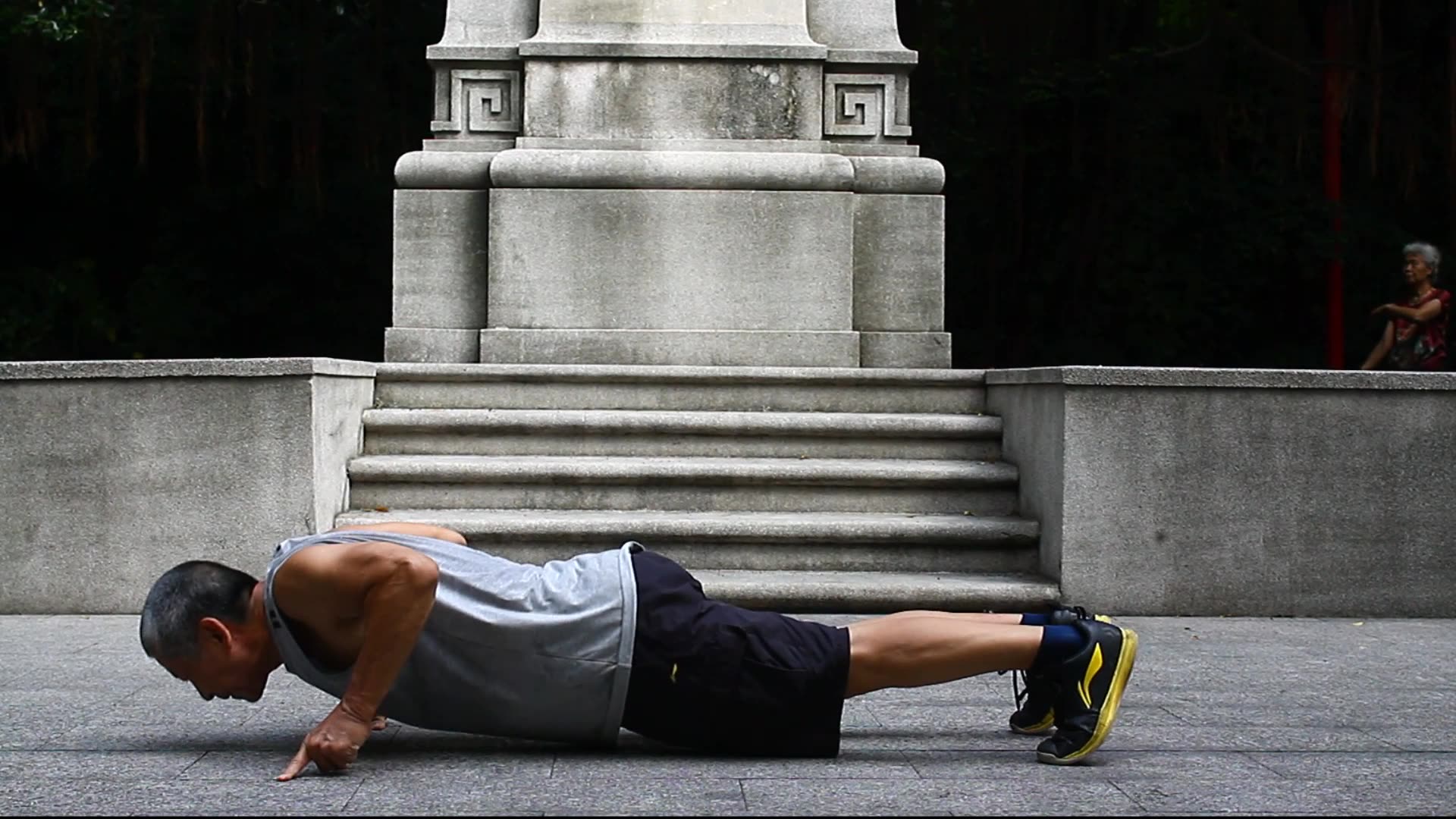 我爸70岁之-二指俯卧撑 侧面_哔哩哔哩 (゜-゜)つロ 干杯~-bilibili