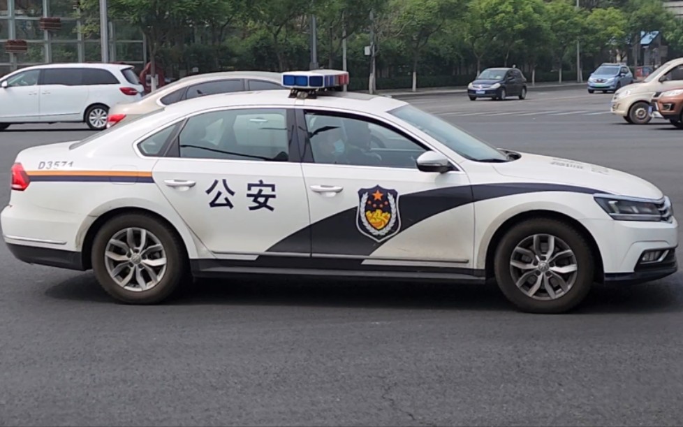 【出警】北京警方帕萨特警车CODE3闪灯鸣笛间歇使用开道音快速通过路口哔哩哔哩bilibili