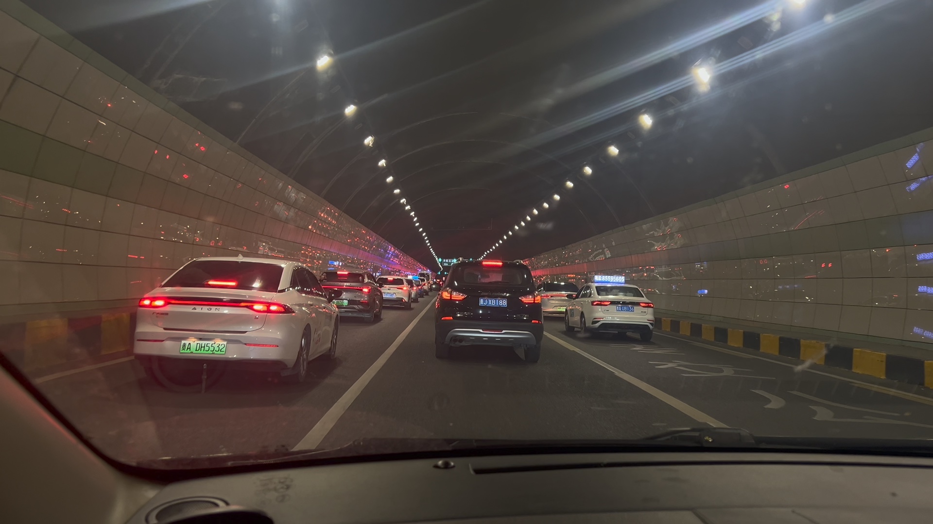 小仙女隧道尽头摔车导致大堵车