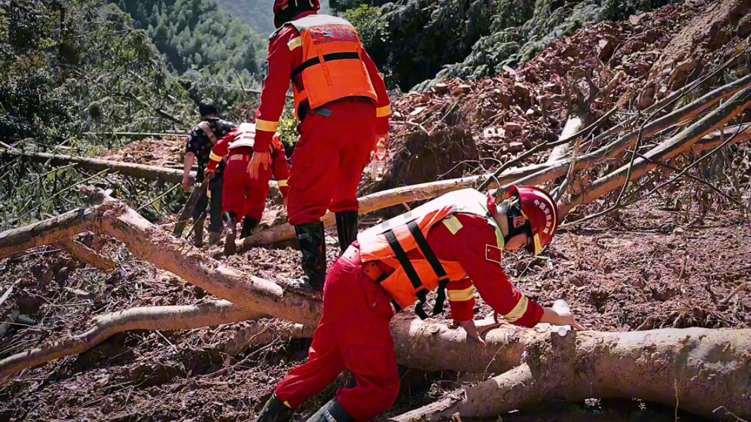 湖南郴州资兴大面积山体滑坡泥石流导致多条道路受阻,中国安能争分夺秒开展道路抢通工作.(马帅伟、温志英、全浩宇)哔哩哔哩bilibili