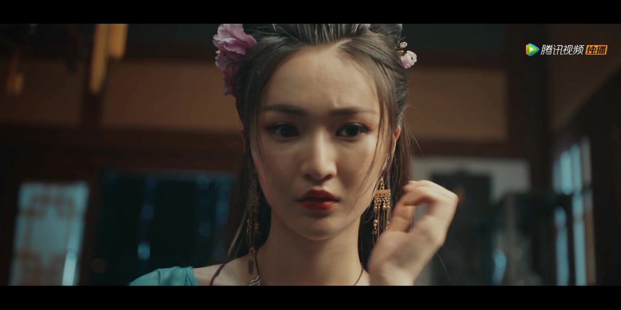 女杀手戴上橡胶美女面具易容成超级美女欺骗男主新面具视频453