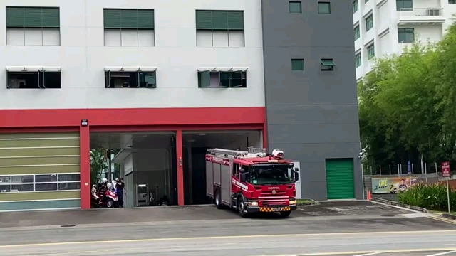 新加坡民防部队scdf 亮灯不鸣笛去斯堪尼亚泵车 消防摩托车 皮卡轻型