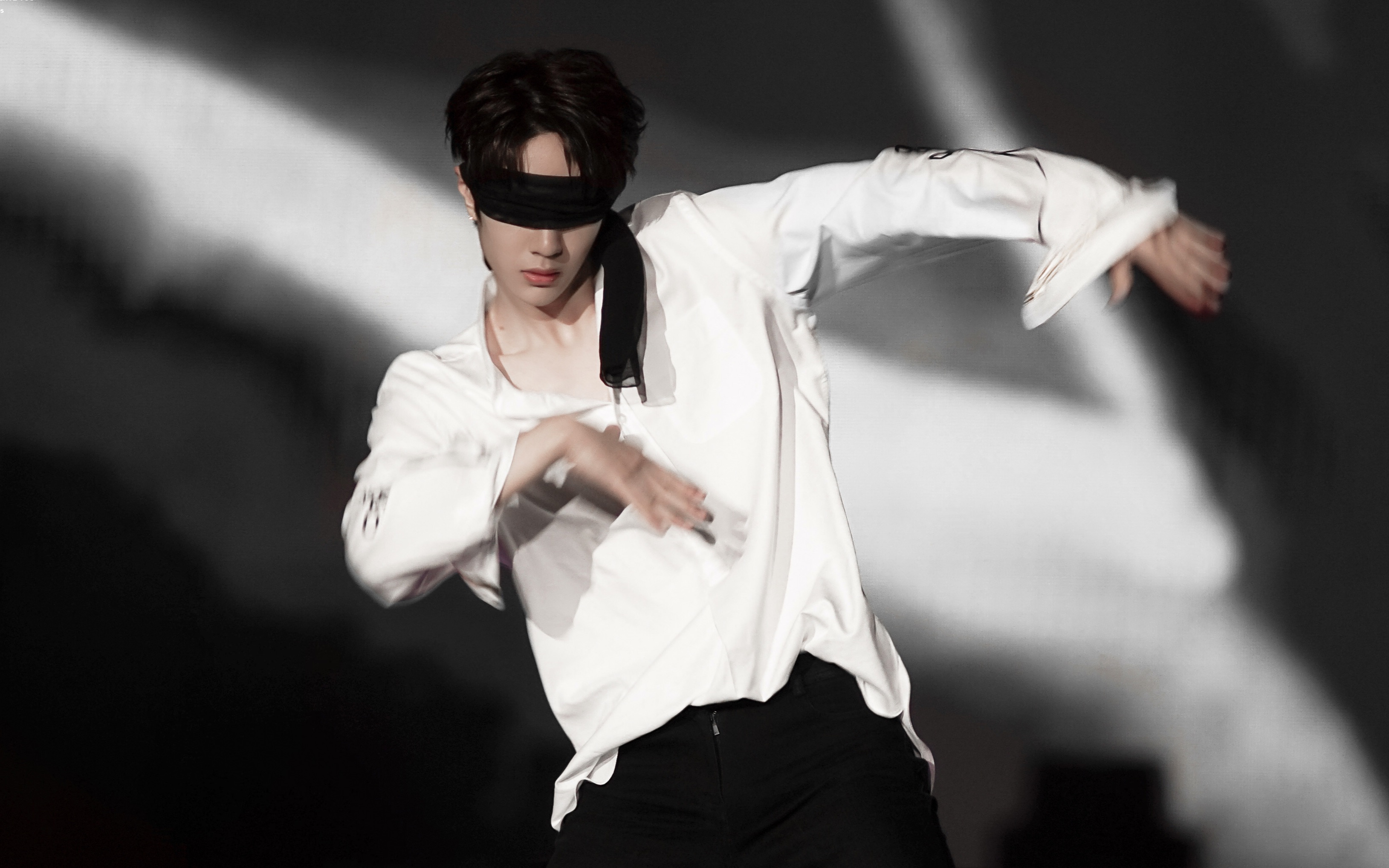 【uniq-王一博】x play with fire/踩点/舞蹈/舞台混剪_哔哩哔哩 (゜