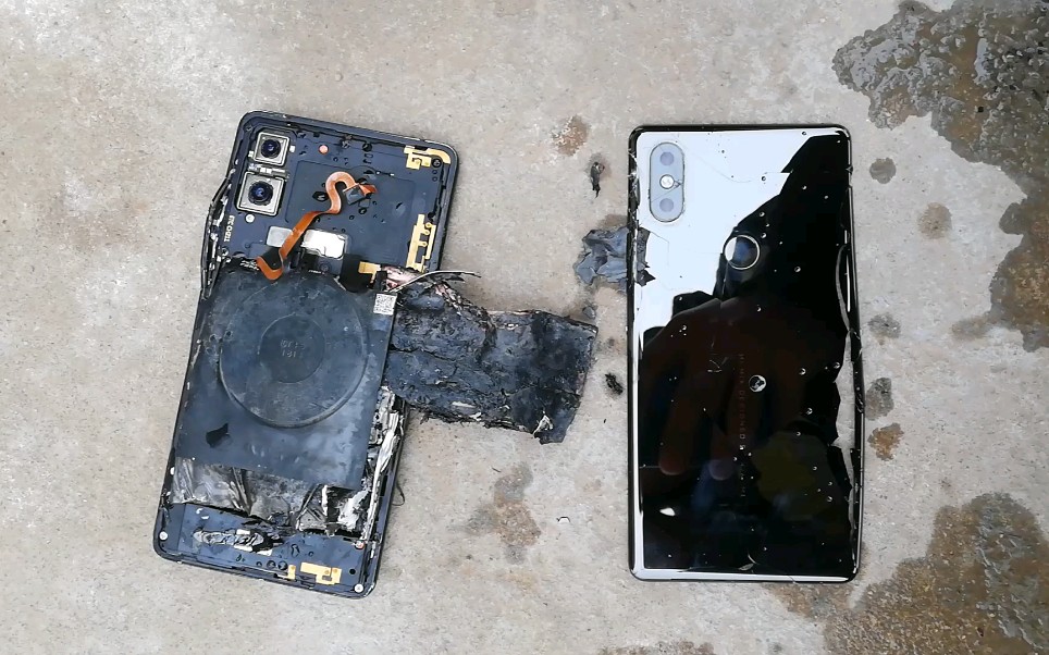 小米mix2s因为不好用被砸了,砸了几下之后电池冒烟起火