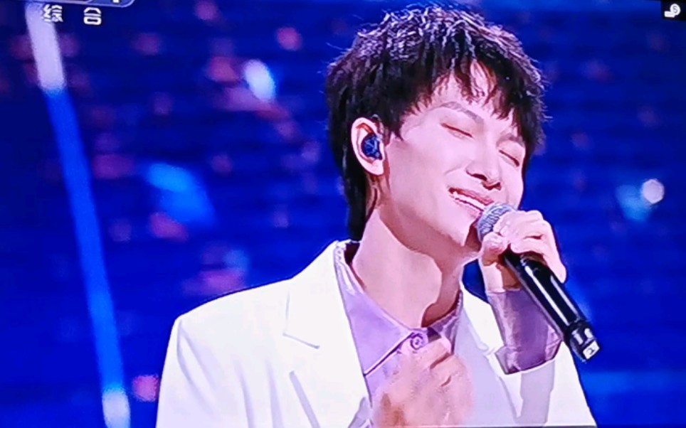 周深在经典咏流传唱上演唱的红莓花儿开