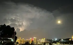 Tải video: 中秋之夜福州上空惊现雷暴云 皓月邂逅“灵动”闪电，朦胧唯美