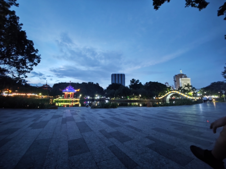 探索汕头金砂公园,夜色中的奇幻世界!