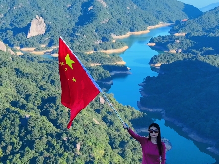 乌山天池景如画,碧水悠悠映天华.青山环抱如锦绣,倒影翩翩舞碧纱.清风拂面心神悦,鸟语花香满天涯.此景本应天上有,人间仙境难自夸.#保持热爱...