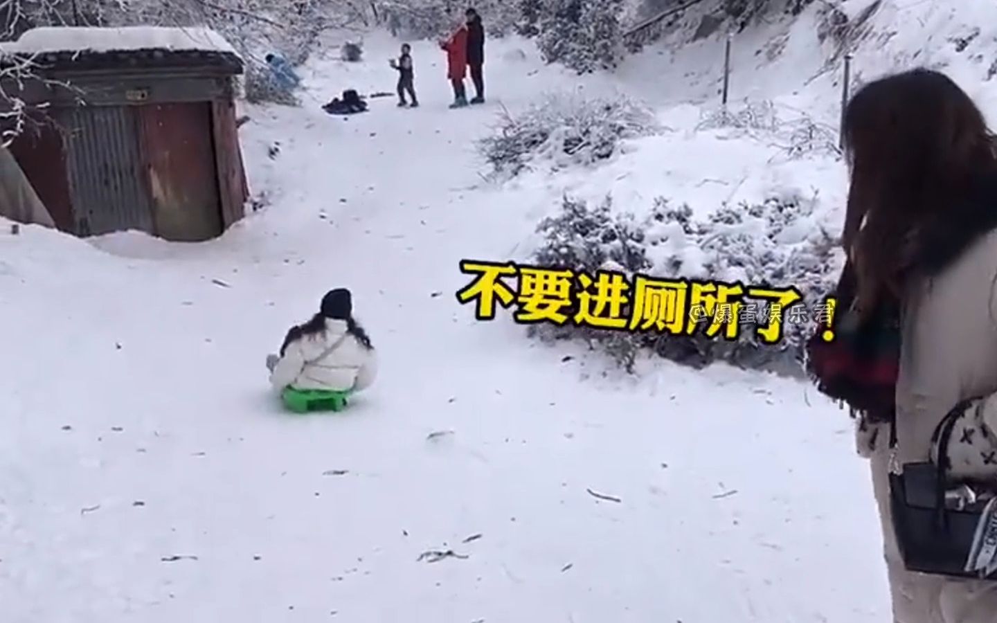 雪地上的社死瞬间~这冬天雪地上充满欢乐!哔哩哔哩bilibili