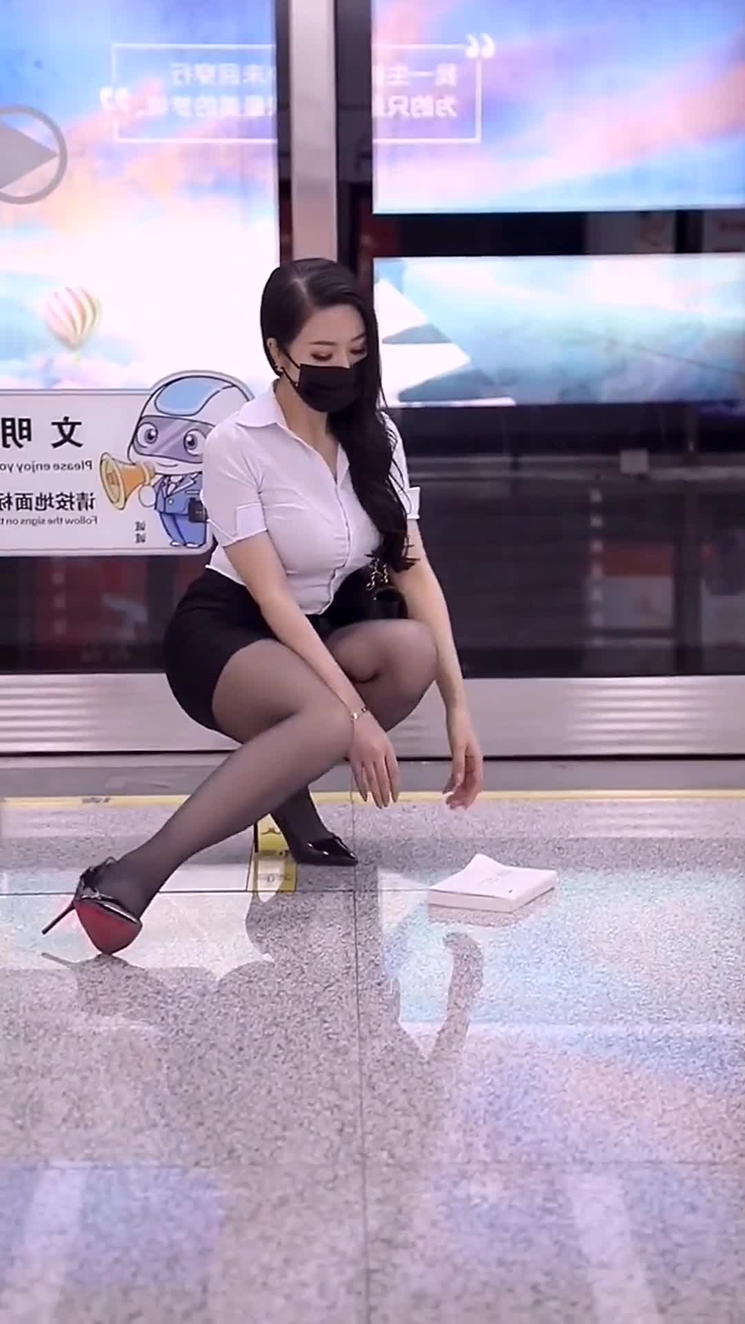 美女蹲下捡东西