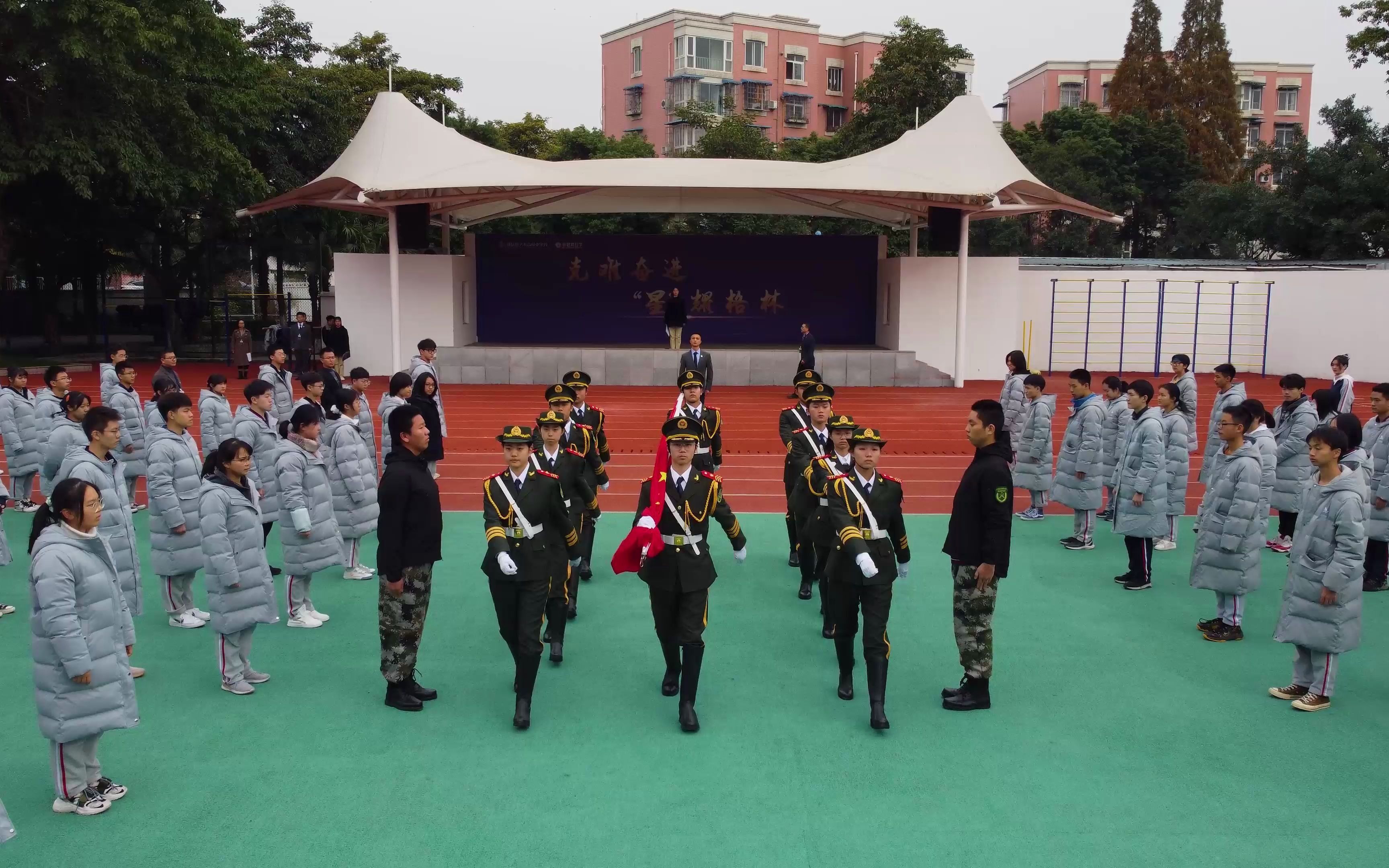 新格林艺术高中校服图片