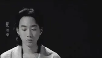 旋律虽伤感但蕴藏力量，笑中带泪渐行渐远………