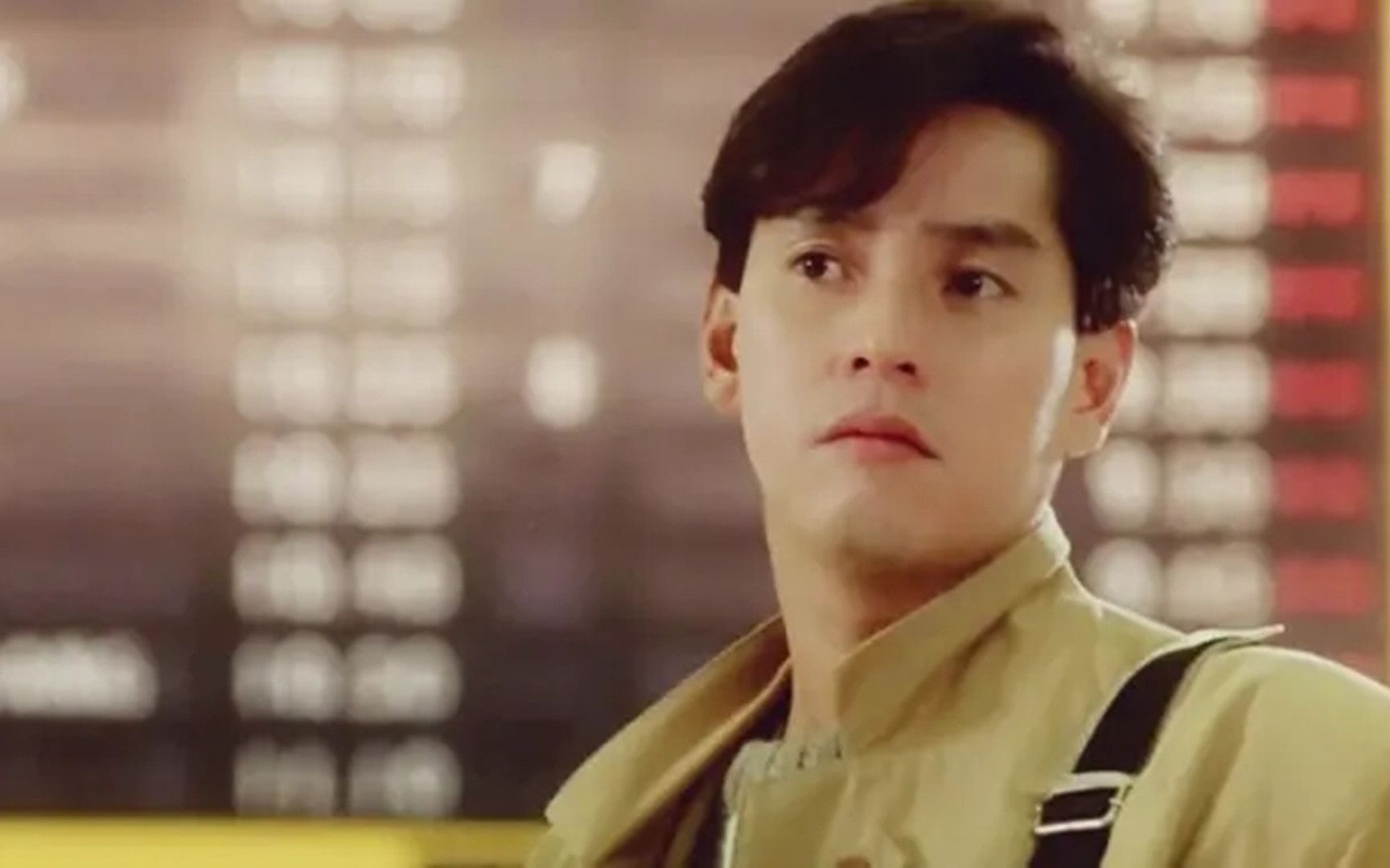 年轻时的谭咏麟面如冠玉,帅气十足,小脸颊嫩到能捏出水!