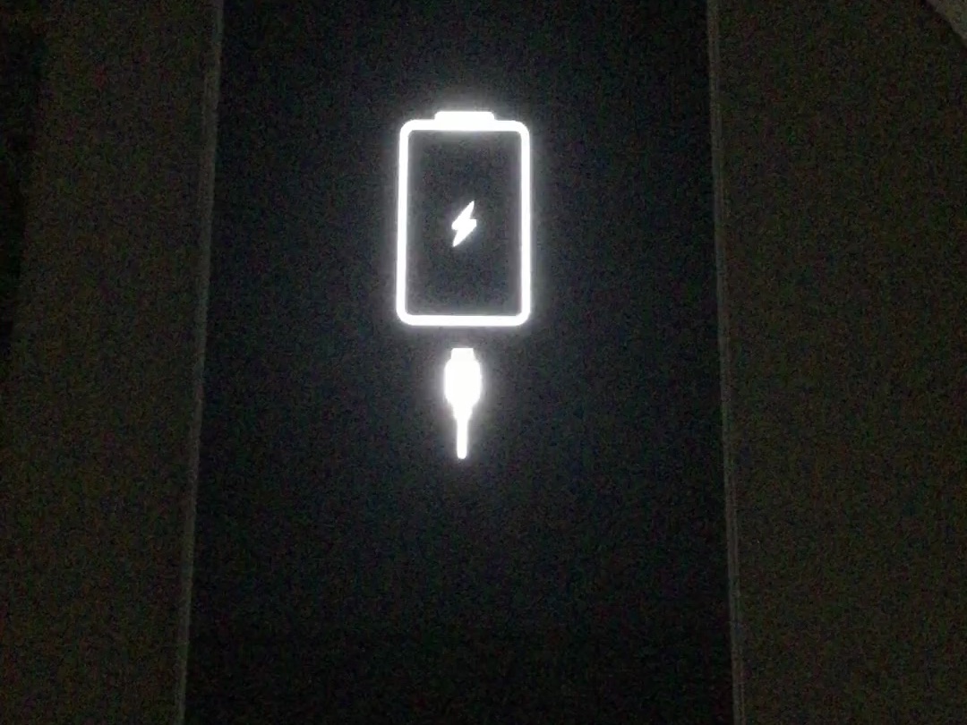 OPPO R9M不断的一直重启,结果出现了充电和电量低画面,谁能解释一下啊?