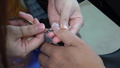 越南理发店小姐姐给你修指甲拍背