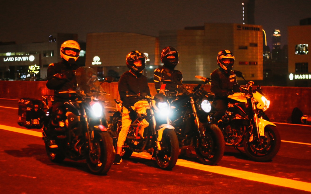 深圳机车爱好者们的一个夜晚#航拍#贝纳利752s#春风nk#黄龙600