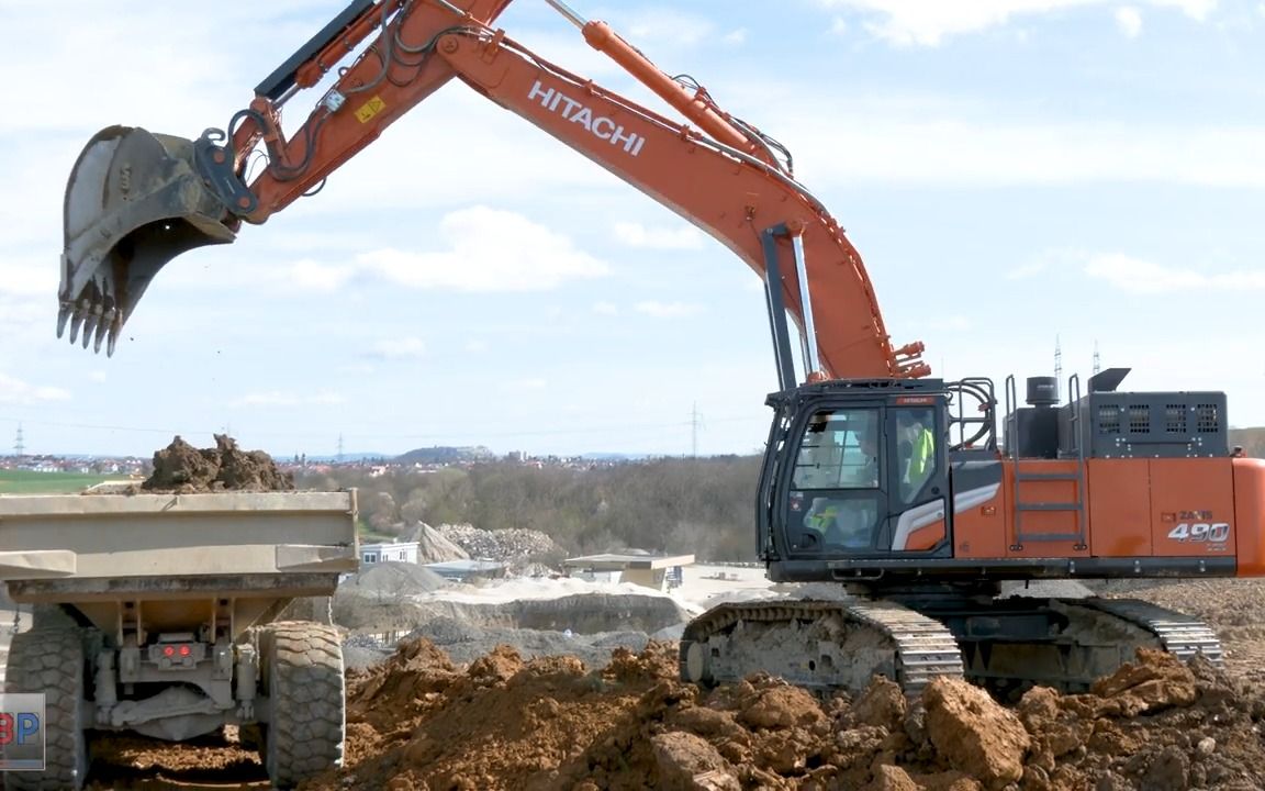 日立zx490-7挖掘机在矿山工作