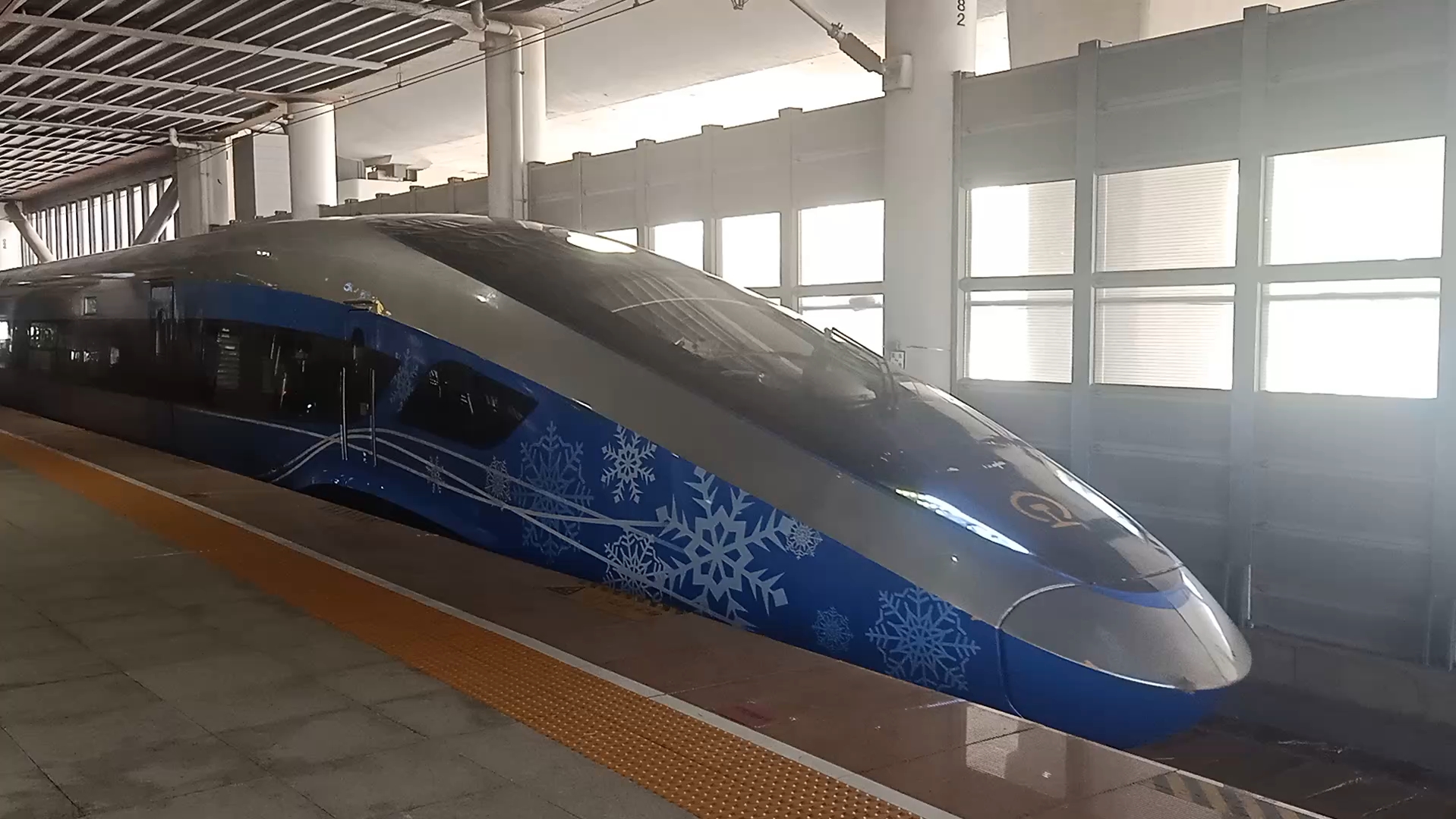 那就去体验"瑞雪迎春"(cr400bf-c-5162)动车组吧!("冬奥列车")