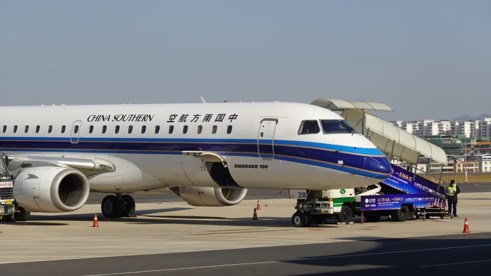 Azerbaijan Airlines Embraer 190 ULTIMATE COCKPIT FLIGHT! [AirClips full flight  series] 