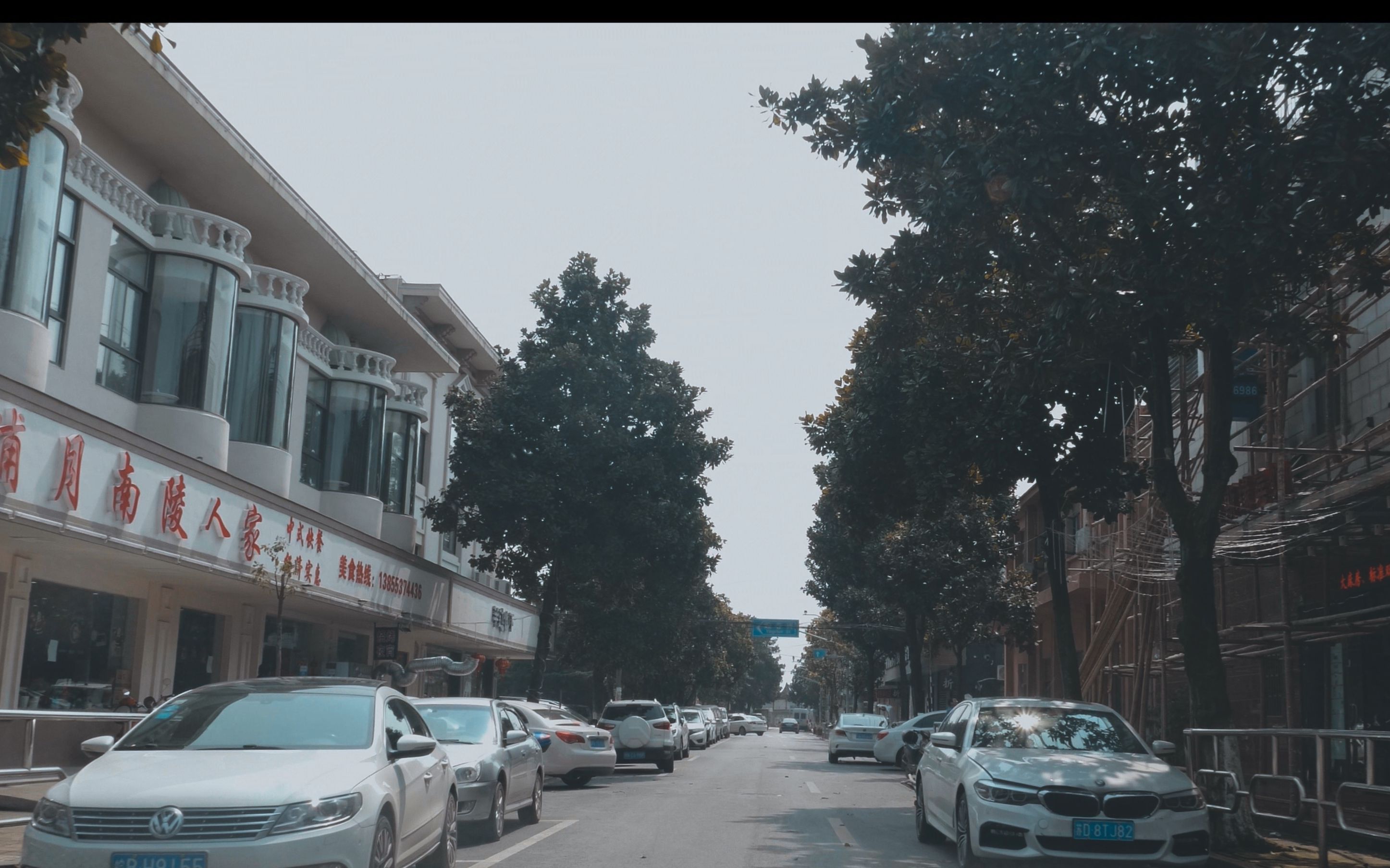 开车在上海迪士尼乐园边上的黄楼小镇上