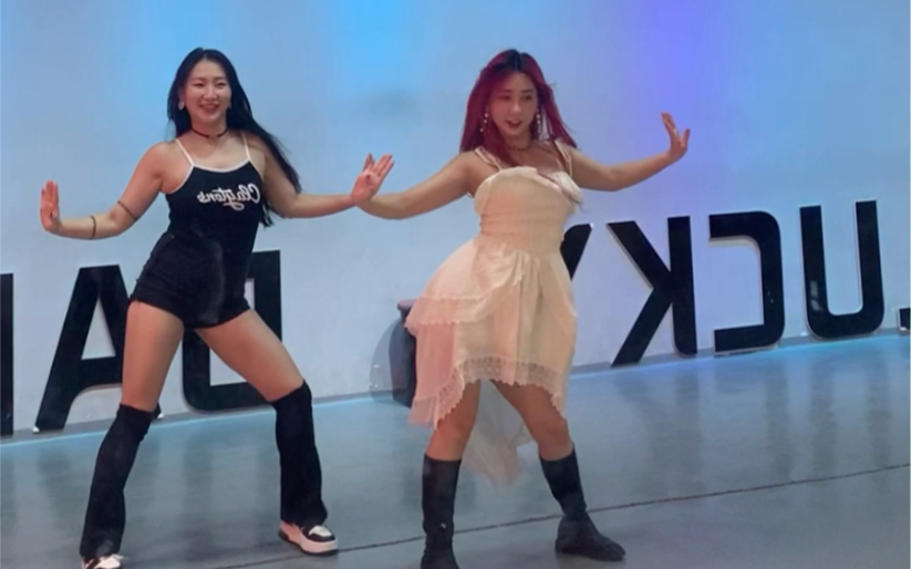 胖茜和翻版李彩领一起跳珍妮jennie的《you&me》.