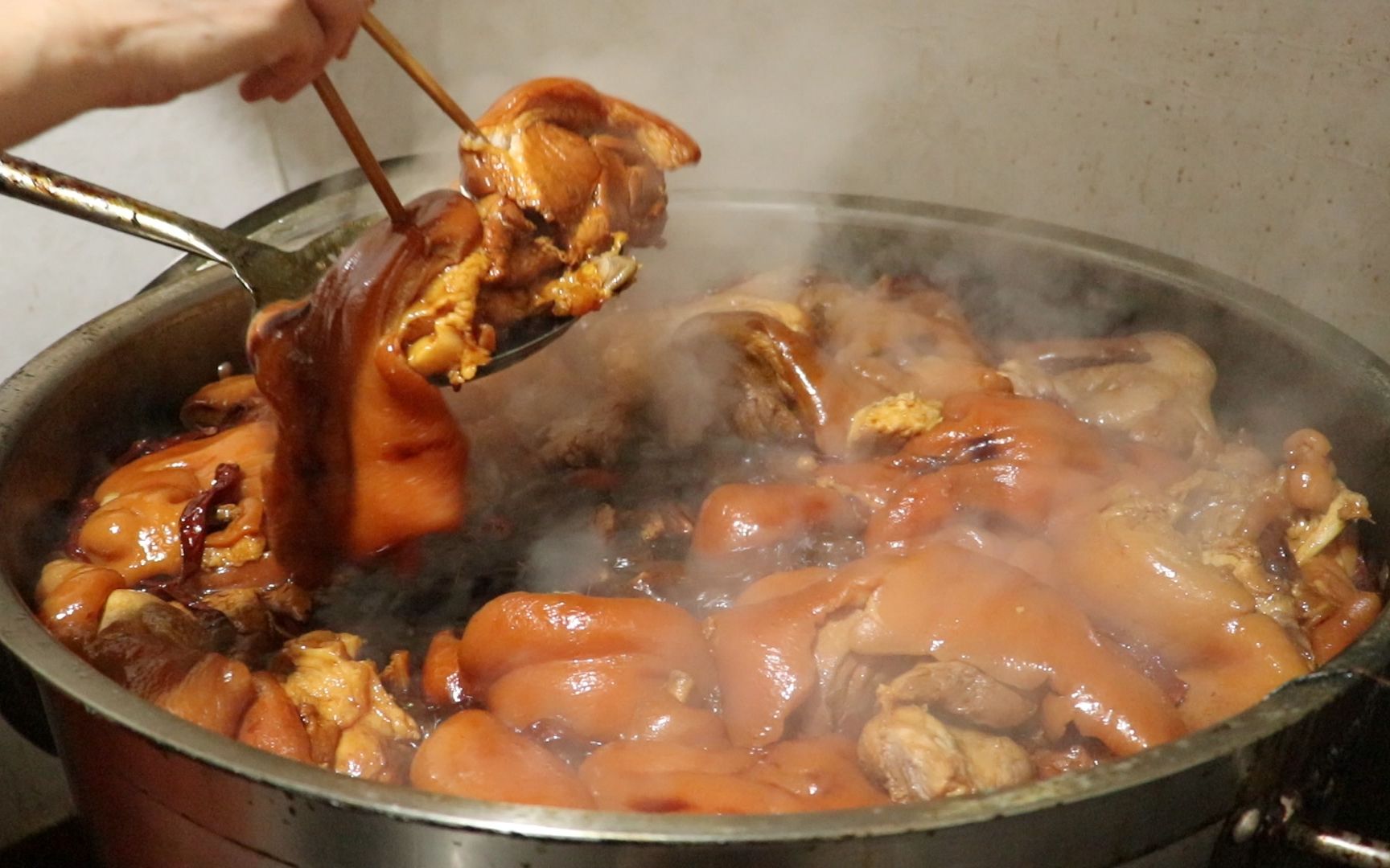 西安破巷子卤肉,200斤大锅一天两锅, 顾客:排队三小时也难吃上