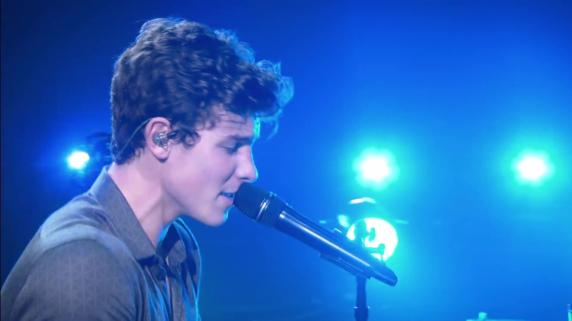 [图]【1080P萌德经典现场LIVE】Shawn Mendes Performs 'Stitches' For MTV Unplugged