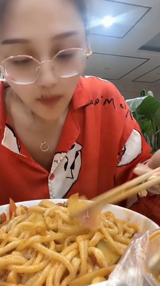 小姐姐一人独吃几份美食,胃口真好