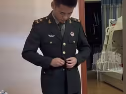 退伍老爸看到高中的儿子试穿他的军装，满脸掩饰不住的笑容