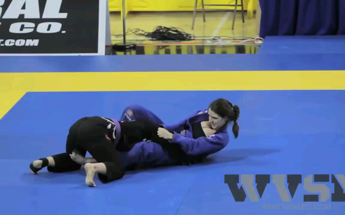 柔道比赛中的足三角绞