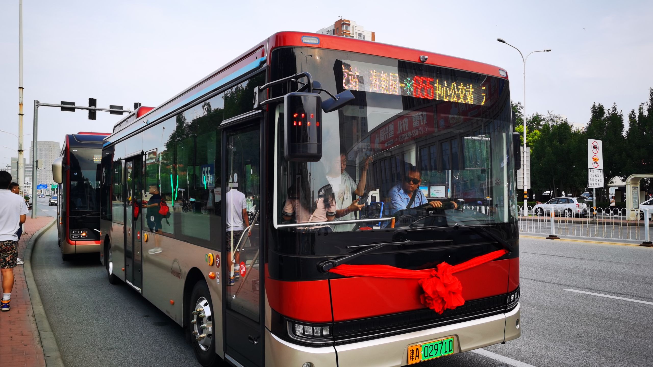 夕夏初辛庄海教园处,655新车:天津公交655吉利远程