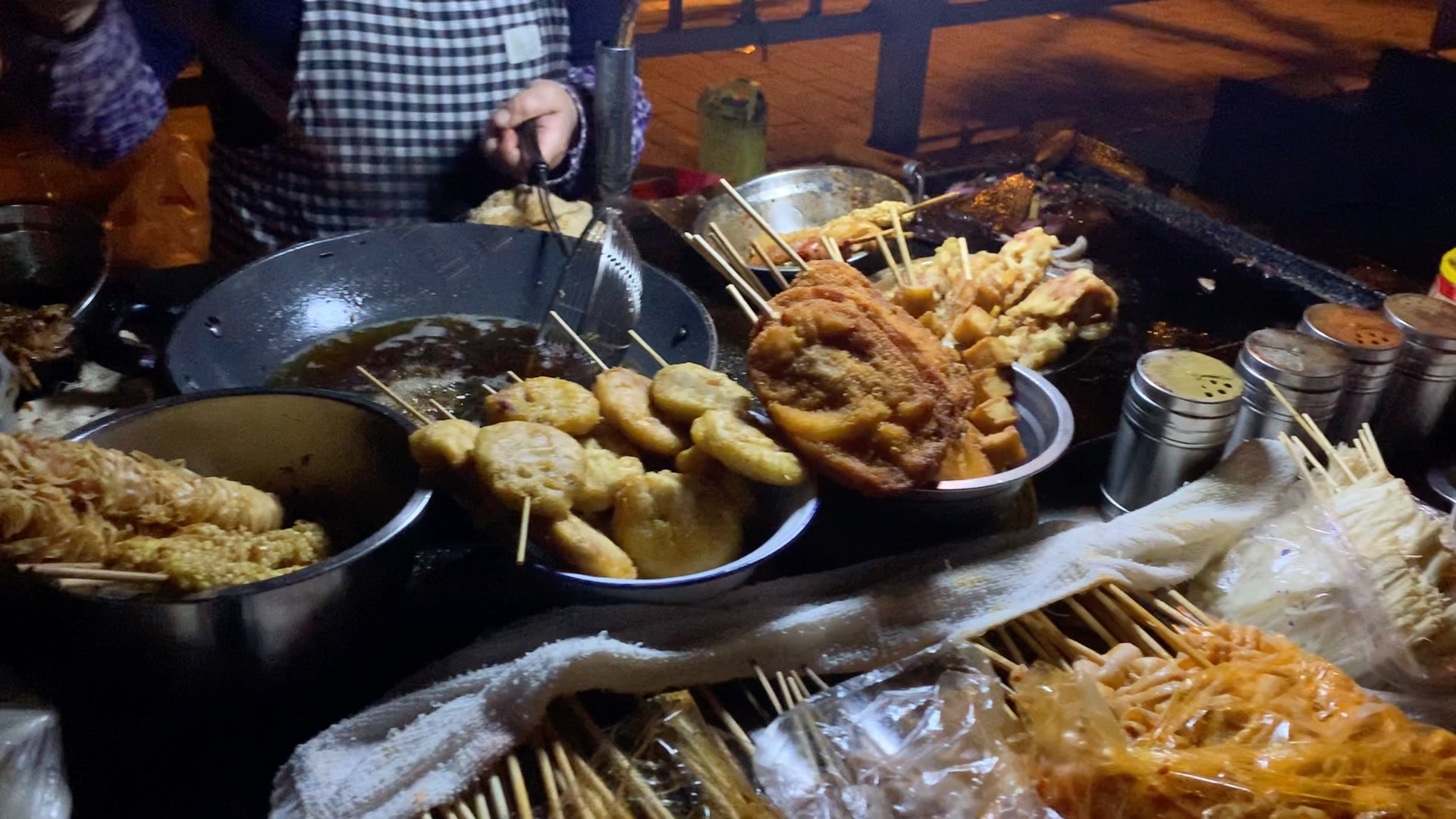 又来吃上海路边摊,铁板烧和炸串!太有味道了.