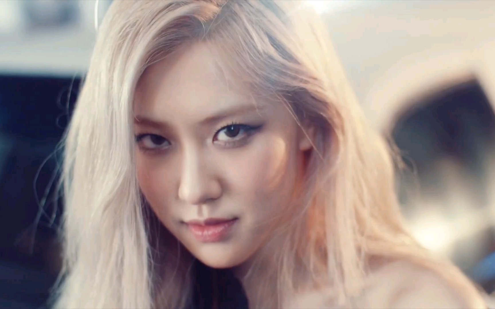 【rosé】—solo主打歌曲"on the ground"mv77彩