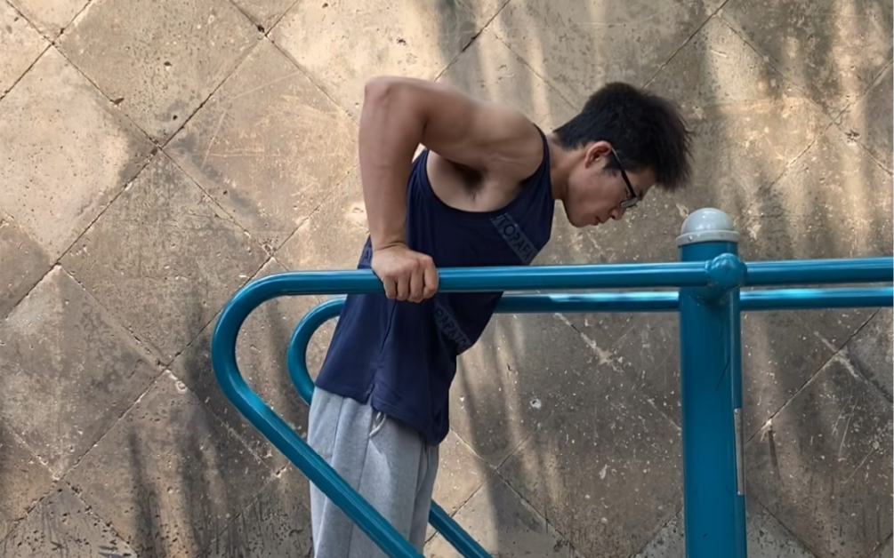 屈臂撑.目前自重68公斤.