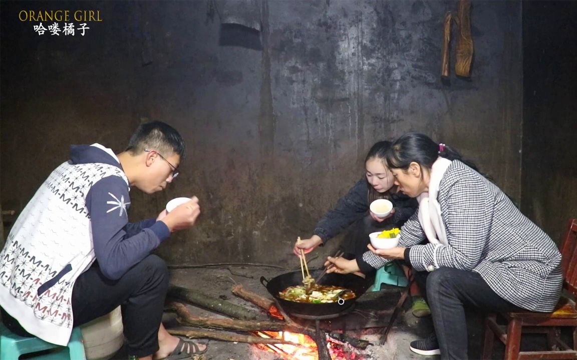 实拍贵州偏远农村1家人围着火塘吃土鸡火锅这画面好温馨啊
