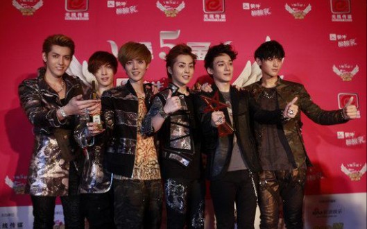 [图]【EXO/EXO-M】《History》2012 音乐风云榜新人盛典现场LIVE。