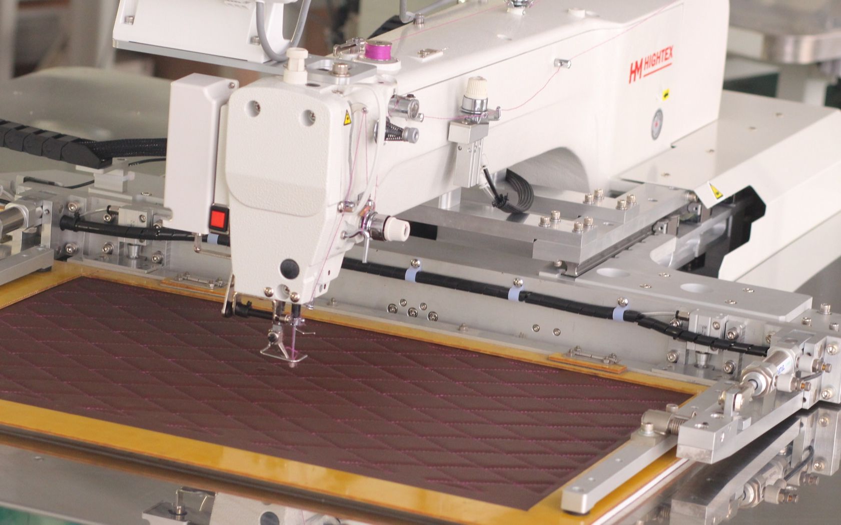 自动化缝纫机生产线图片