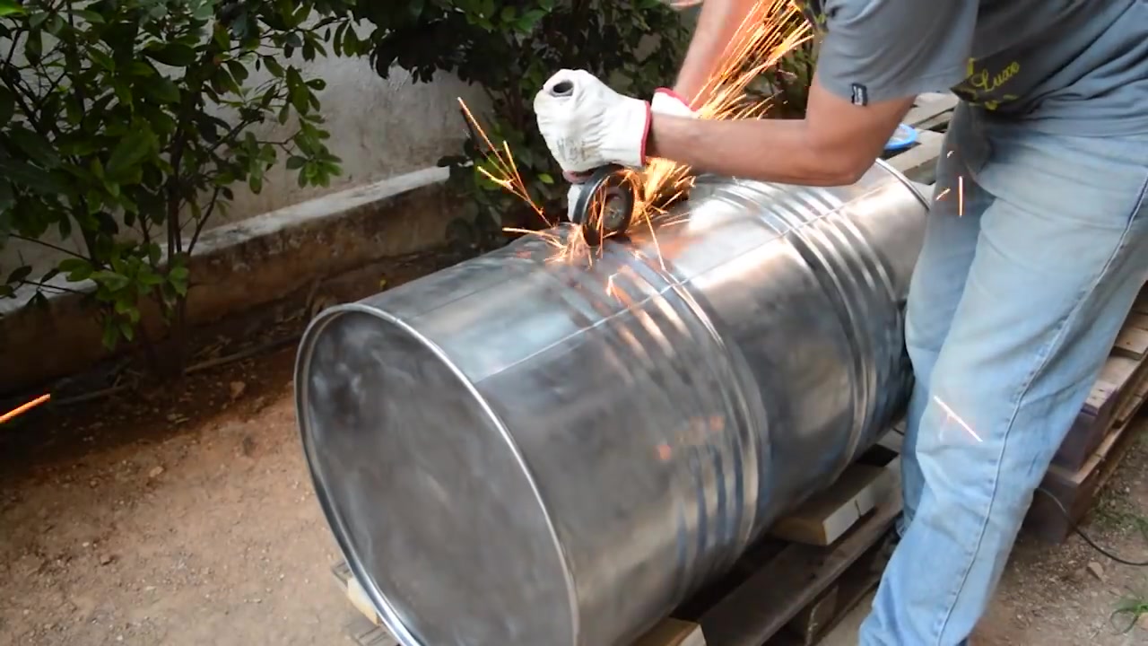 看如何用汽油桶改造一个烧烤炉第一部分