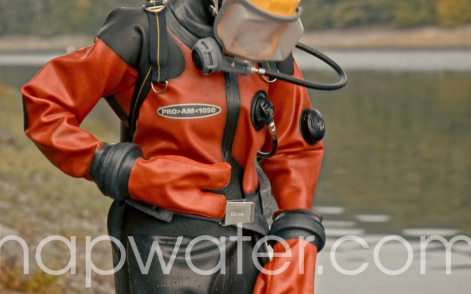 穿红黑色潜水干衣戴黄色全面罩呼吸器连黑色全指潜水手套加戴红色半指